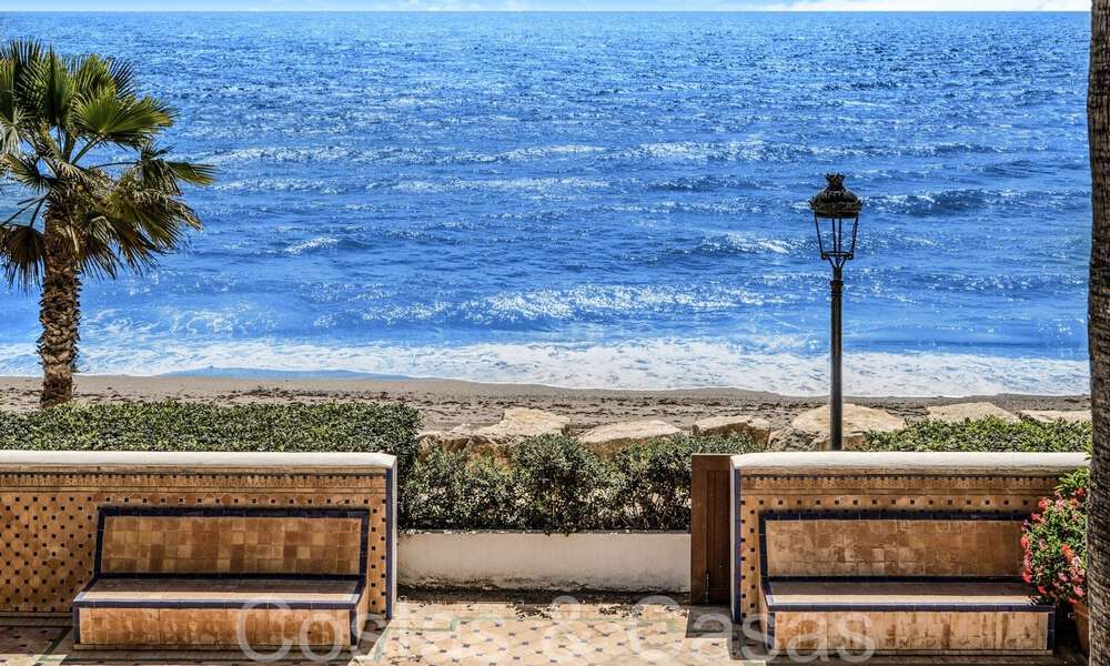 Villa de lujo con vistas al mar en venta, justo en la playa en la prestigiosa Milla de Oro de Marbella 68310