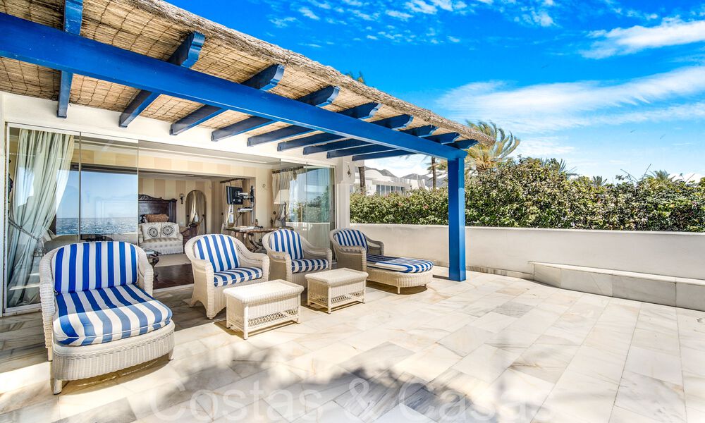 Villa de lujo con vistas al mar en venta, justo en la playa en la prestigiosa Milla de Oro de Marbella 68312