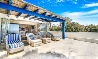 Villa de lujo con vistas al mar en venta, justo en la playa en la prestigiosa Milla de Oro de Marbella 68312 