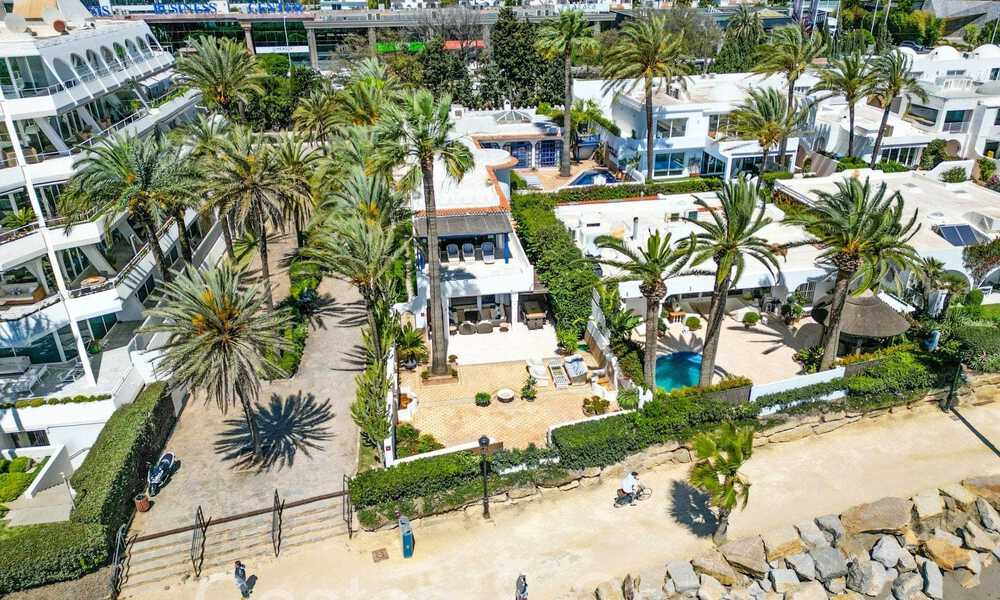 Villa de lujo con vistas al mar en venta, justo en la playa en la prestigiosa Milla de Oro de Marbella 68313