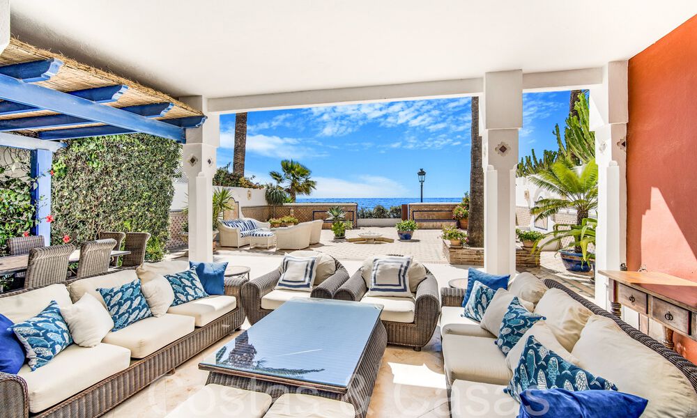 Villa de lujo con vistas al mar en venta, justo en la playa en la prestigiosa Milla de Oro de Marbella 68315