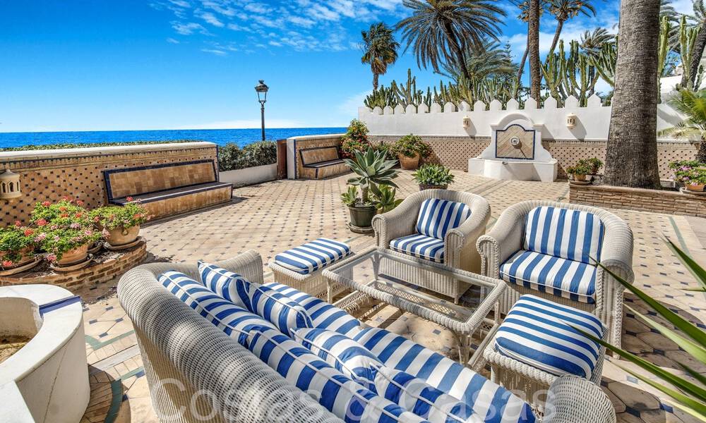 Villa de lujo con vistas al mar en venta, justo en la playa en la prestigiosa Milla de Oro de Marbella 68316