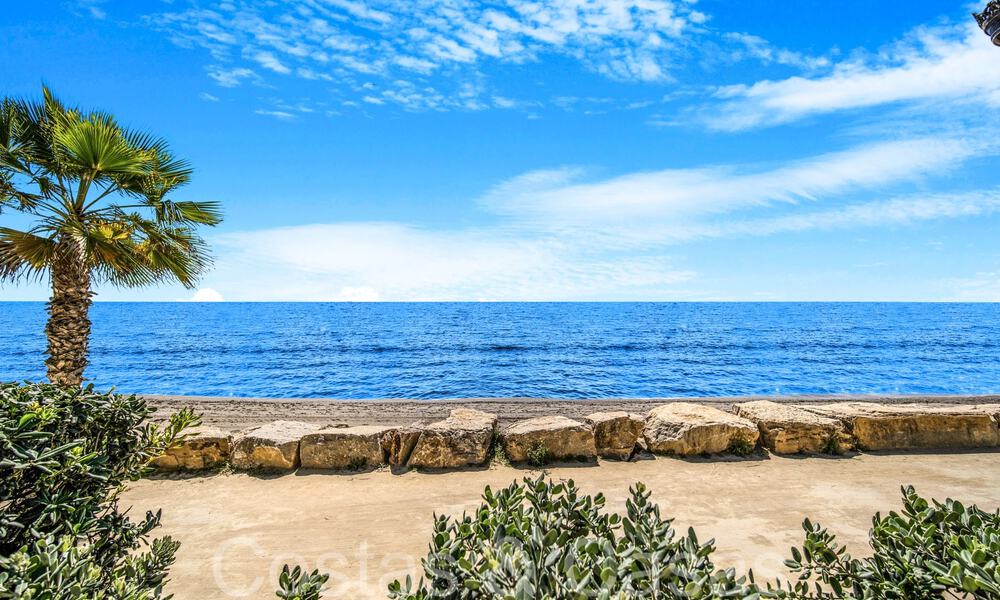 Villa de lujo con vistas al mar en venta, justo en la playa en la prestigiosa Milla de Oro de Marbella 68319