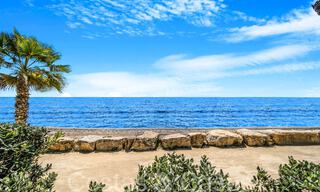 Villa de lujo con vistas al mar en venta, justo en la playa en la prestigiosa Milla de Oro de Marbella 68319 