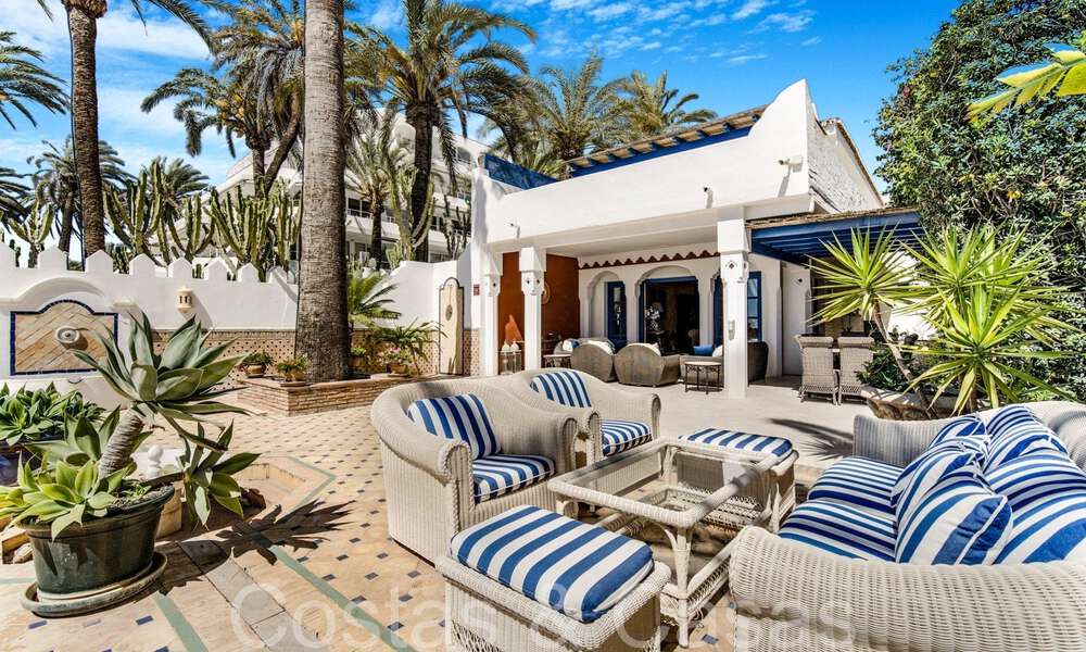 Villa de lujo con vistas al mar en venta, justo en la playa en la prestigiosa Milla de Oro de Marbella 68320