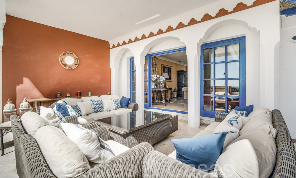 Villa de lujo con vistas al mar en venta, justo en la playa en la prestigiosa Milla de Oro de Marbella 68322