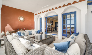 Villa de lujo con vistas al mar en venta, justo en la playa en la prestigiosa Milla de Oro de Marbella 68322 