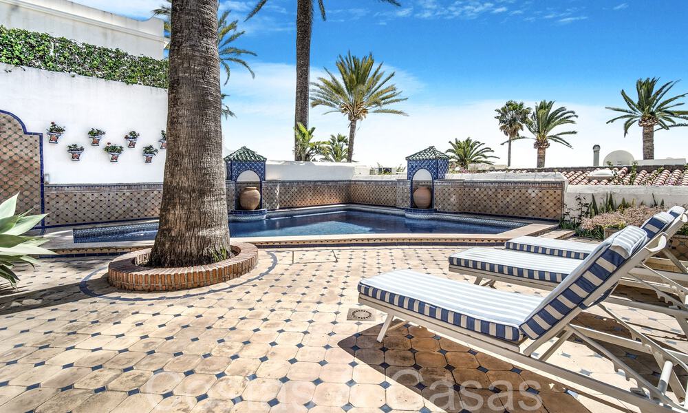 Villa de lujo con vistas al mar en venta, justo en la playa en la prestigiosa Milla de Oro de Marbella 68323