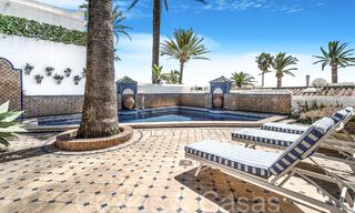 Villa de lujo con vistas al mar en venta, justo en la playa en la prestigiosa Milla de Oro de Marbella 68323 