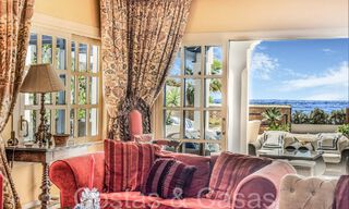 Villa de lujo con vistas al mar en venta, justo en la playa en la prestigiosa Milla de Oro de Marbella 68325 