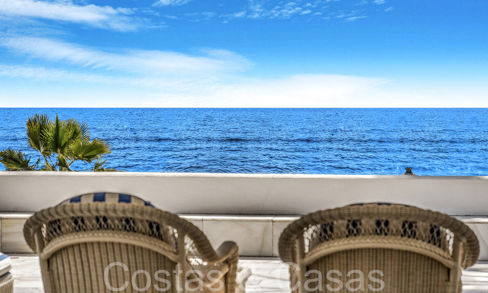 Villa de lujo con vistas al mar en venta, justo en la playa en la prestigiosa Milla de Oro de Marbella 68326