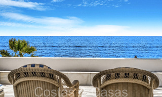 Villa de lujo con vistas al mar en venta, justo en la playa en la prestigiosa Milla de Oro de Marbella 68326 