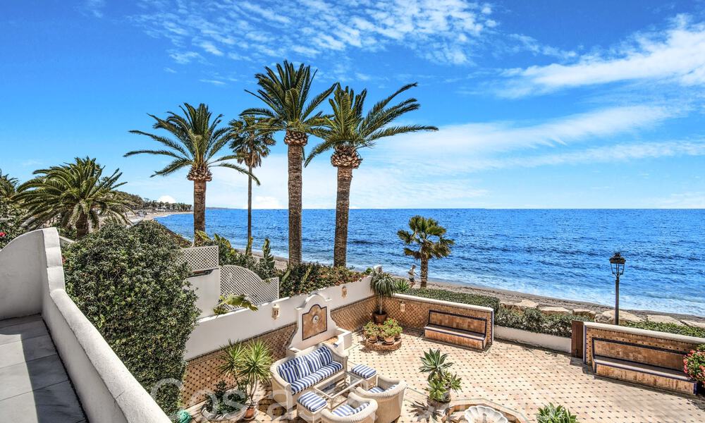 Villa de lujo con vistas al mar en venta, justo en la playa en la prestigiosa Milla de Oro de Marbella 68328