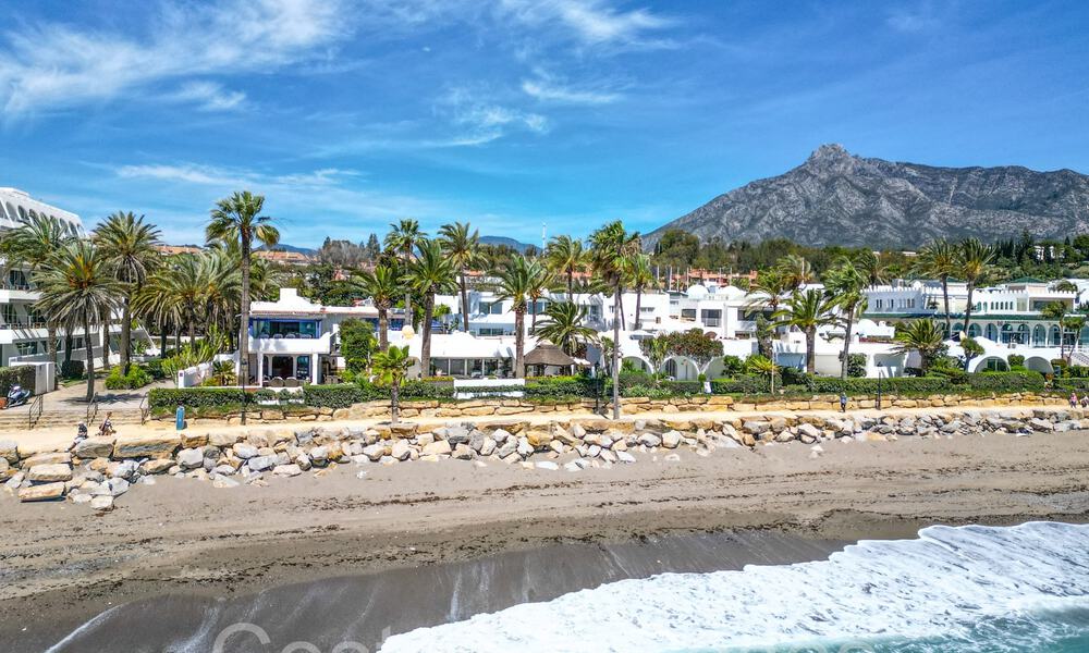 Villa de lujo con vistas al mar en venta, justo en la playa en la prestigiosa Milla de Oro de Marbella 68329