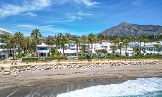 Villa de lujo con vistas al mar en venta, justo en la playa en la prestigiosa Milla de Oro de Marbella 68329 