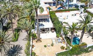 Villa de lujo con vistas al mar en venta, justo en la playa en la prestigiosa Milla de Oro de Marbella 68330 