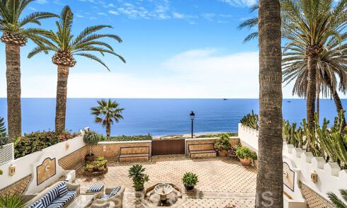 Villa de lujo con vistas al mar en venta, justo en la playa en la prestigiosa Milla de Oro de Marbella 68331