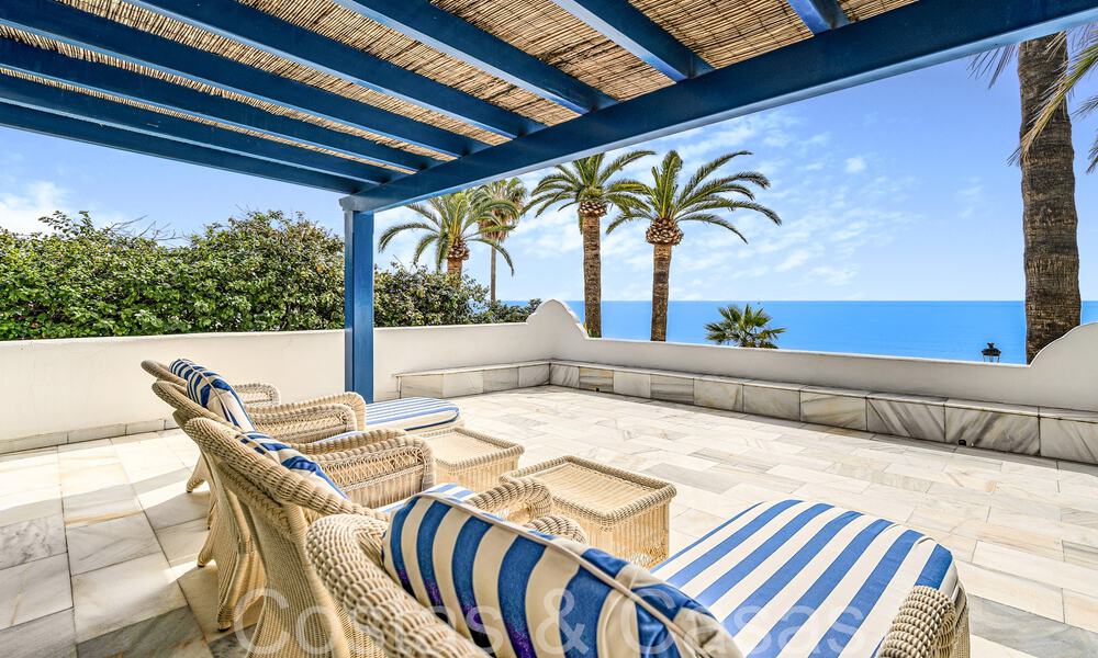 Villa de lujo con vistas al mar en venta, justo en la playa en la prestigiosa Milla de Oro de Marbella 68332