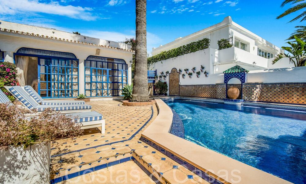 Villa de lujo con vistas al mar en venta, justo en la playa en la prestigiosa Milla de Oro de Marbella 68336