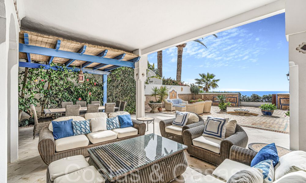 Villa de lujo con vistas al mar en venta, justo en la playa en la prestigiosa Milla de Oro de Marbella 68337