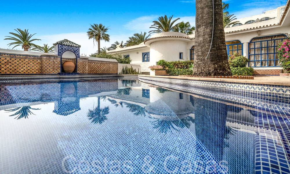 Villa de lujo con vistas al mar en venta, justo en la playa en la prestigiosa Milla de Oro de Marbella 68340