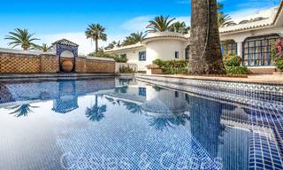 Villa de lujo con vistas al mar en venta, justo en la playa en la prestigiosa Milla de Oro de Marbella 68340 