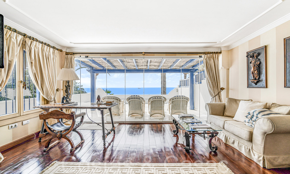 Villa de lujo con vistas al mar en venta, justo en la playa en la prestigiosa Milla de Oro de Marbella 68341