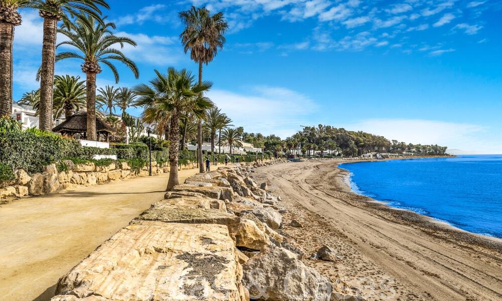 Villa de lujo con vistas al mar en venta, justo en la playa en la prestigiosa Milla de Oro de Marbella 68345