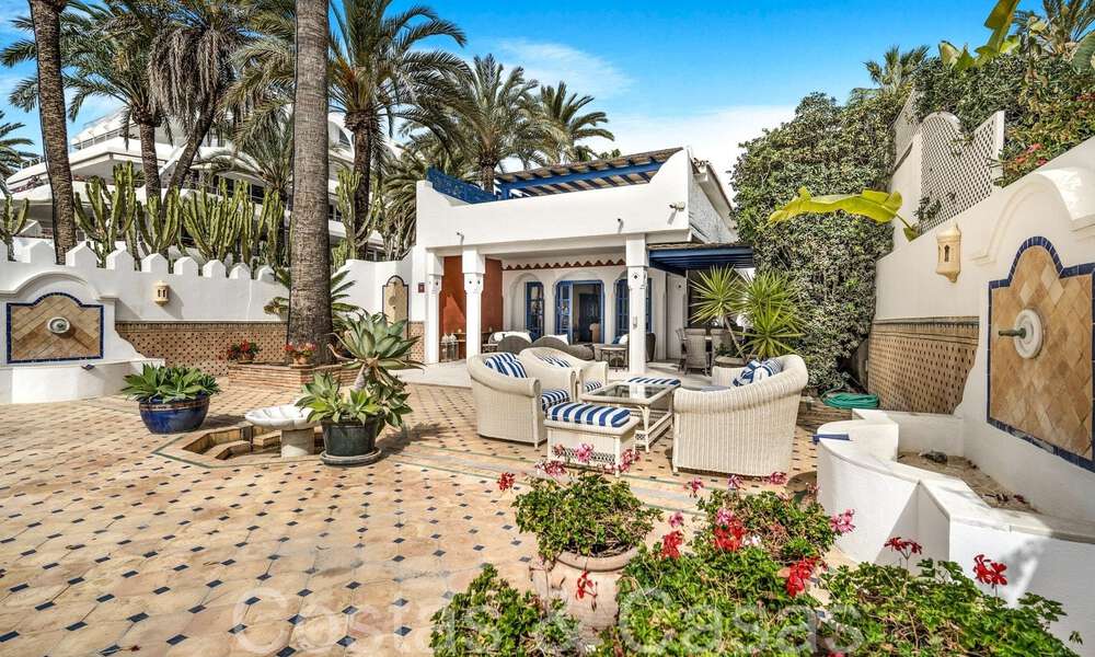 Villa de lujo con vistas al mar en venta, justo en la playa en la prestigiosa Milla de Oro de Marbella 68352