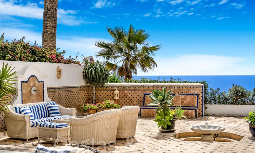 Villa de lujo con vistas al mar en venta, justo en la playa en la prestigiosa Milla de Oro de Marbella 68354