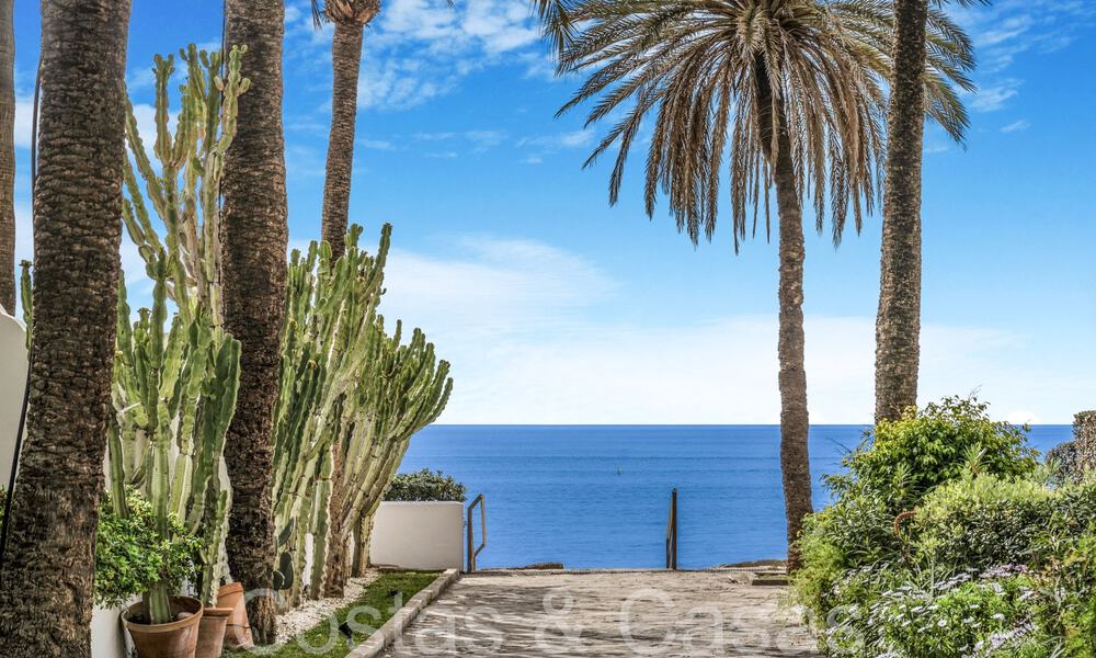 Villa de lujo con vistas al mar en venta, justo en la playa en la prestigiosa Milla de Oro de Marbella 68355