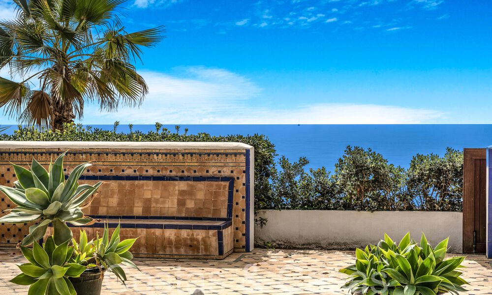 Villa de lujo con vistas al mar en venta, justo en la playa en la prestigiosa Milla de Oro de Marbella 68356