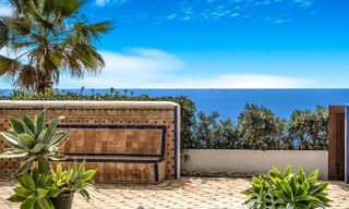 Villa de lujo con vistas al mar en venta, justo en la playa en la prestigiosa Milla de Oro de Marbella 68356 