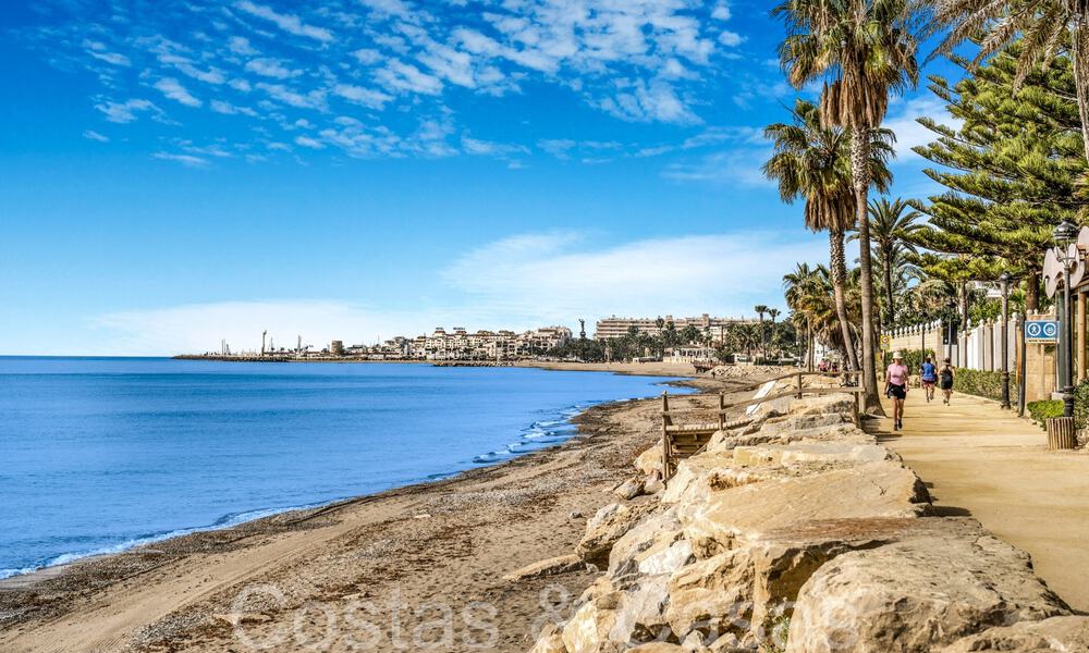 Villa de lujo con vistas al mar en venta, justo en la playa en la prestigiosa Milla de Oro de Marbella 68357