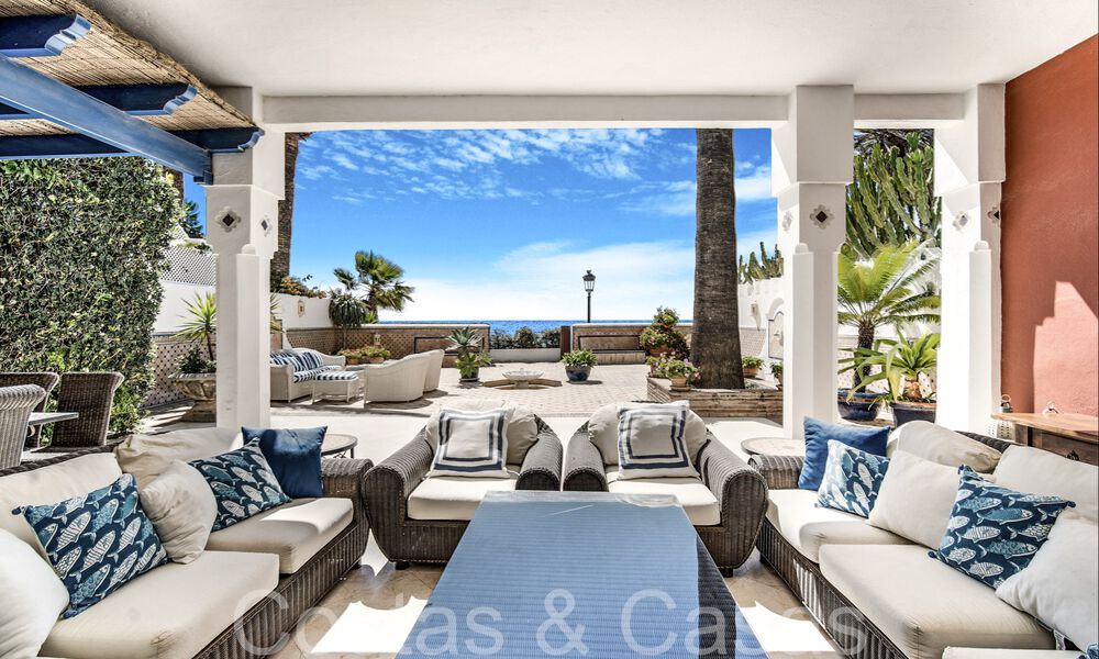 Villa de lujo con vistas al mar en venta, justo en la playa en la prestigiosa Milla de Oro de Marbella 68359