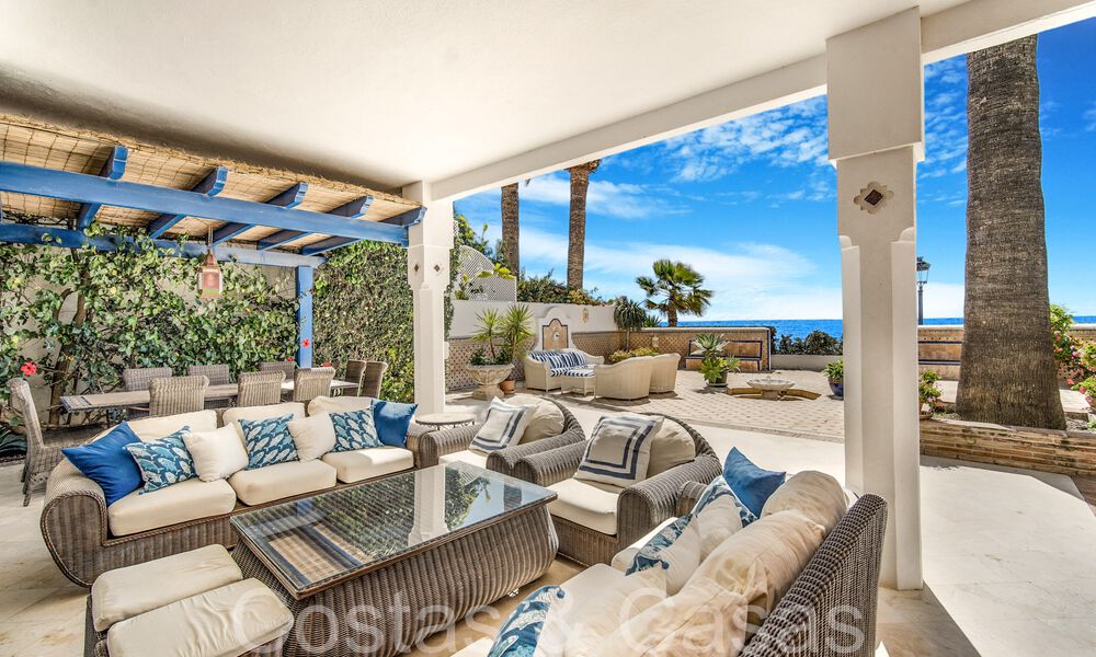 Villa de lujo con vistas al mar en venta, justo en la playa en la prestigiosa Milla de Oro de Marbella 68360