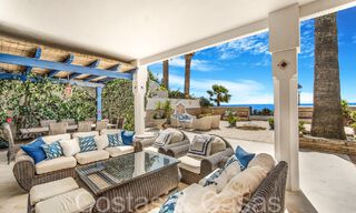 Villa de lujo con vistas al mar en venta, justo en la playa en la prestigiosa Milla de Oro de Marbella 68360 