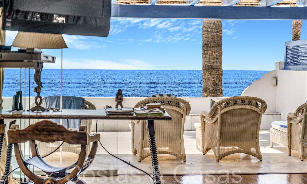 Villa de lujo con vistas al mar en venta, justo en la playa en la prestigiosa Milla de Oro de Marbella 68361