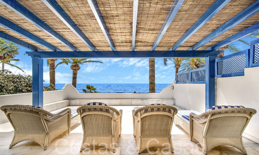 Villa de lujo con vistas al mar en venta, justo en la playa en la prestigiosa Milla de Oro de Marbella 68362