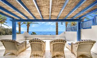 Villa de lujo con vistas al mar en venta, justo en la playa en la prestigiosa Milla de Oro de Marbella 68362 