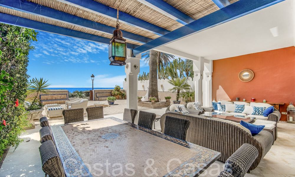 Villa de lujo con vistas al mar en venta, justo en la playa en la prestigiosa Milla de Oro de Marbella 68364