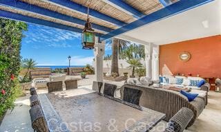 Villa de lujo con vistas al mar en venta, justo en la playa en la prestigiosa Milla de Oro de Marbella 68364 