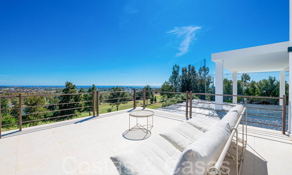 Lista para entrar a vivir, villa de diseño de alta gama en venta, primera línea de golf con vistas al mar en Benahavis - Marbella 68411