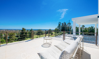 Lista para entrar a vivir, villa de diseño de alta gama en venta, primera línea de golf con vistas al mar en Benahavis - Marbella 68411 