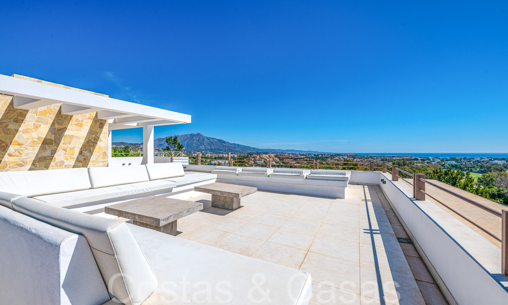 Lista para entrar a vivir, villa de diseño de alta gama en venta, primera línea de golf con vistas al mar en Benahavis - Marbella 68414