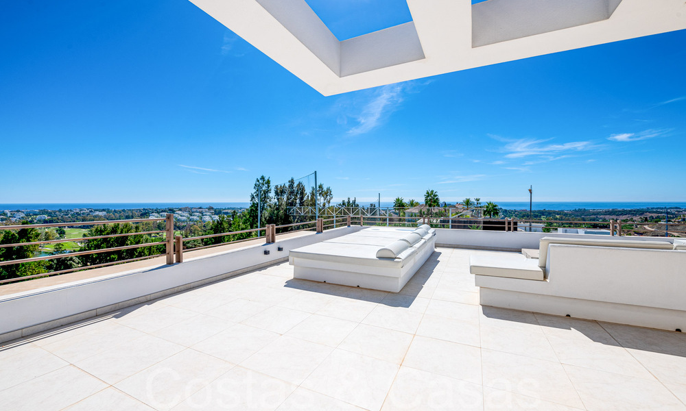 Lista para entrar a vivir, villa de diseño de alta gama en venta, primera línea de golf con vistas al mar en Benahavis - Marbella 68415