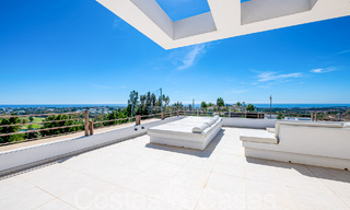 Lista para entrar a vivir, villa de diseño de alta gama en venta, primera línea de golf con vistas al mar en Benahavis - Marbella 68415 