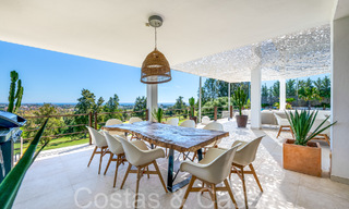 Lista para entrar a vivir, villa de diseño de alta gama en venta, primera línea de golf con vistas al mar en Benahavis - Marbella 68416 