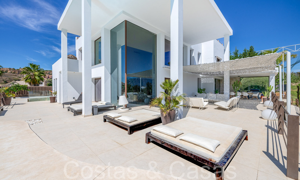 Lista para entrar a vivir, villa de diseño de alta gama en venta, primera línea de golf con vistas al mar en Benahavis - Marbella 68417