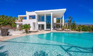 Lista para entrar a vivir, villa de diseño de alta gama en venta, primera línea de golf con vistas al mar en Benahavis - Marbella 68419 